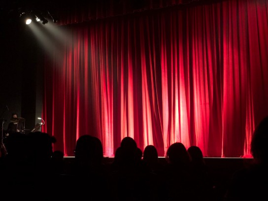 mensen bij theater (vergroot foto)