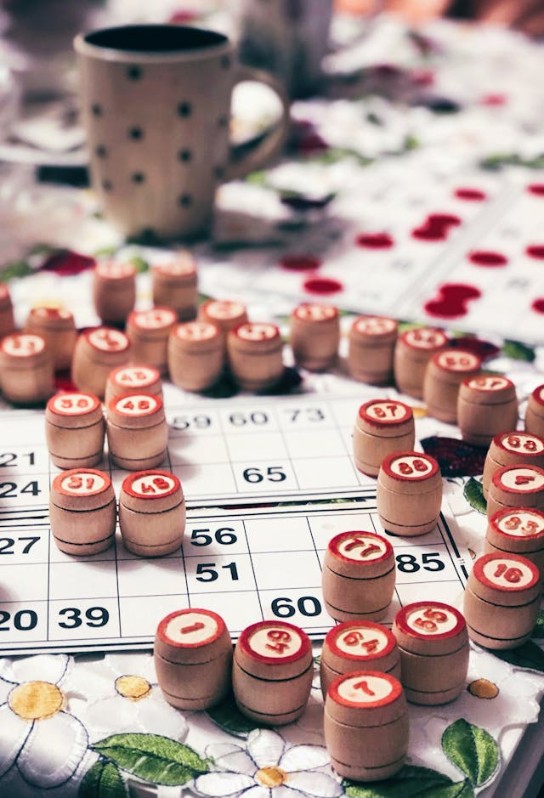 bingofiches bovenop bingokaarten (vergroot foto)